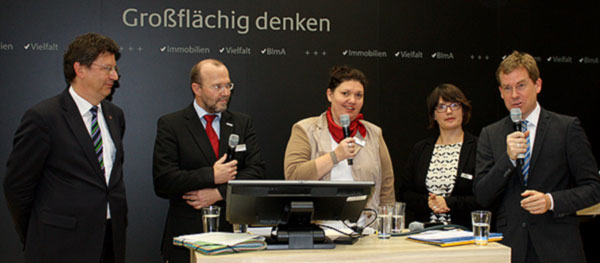 Moderatorin Olga Rüffer (Mitte) diskutierte mit (v.l.n.r.) Reinhard Meyer, Raymund Karg, Barbara Heinbockel und Dr. Ulf Kämpfer auf der ExpoReal 